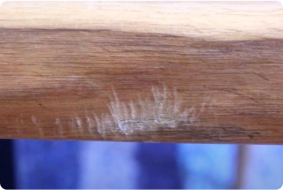 テーブルにできた傷(へこみ)のイメージ