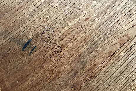 テーブルにできた汚れのイメージ