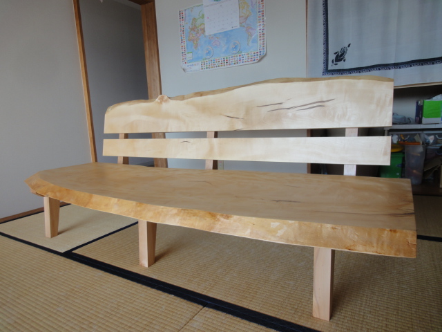 お子様が遊び学ぶ栃のソファ